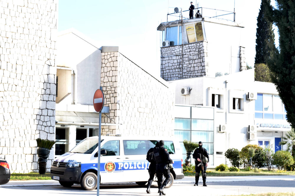 Snajperisti nadziru slijetanje vođe klana, Foto: Zoran Đurić