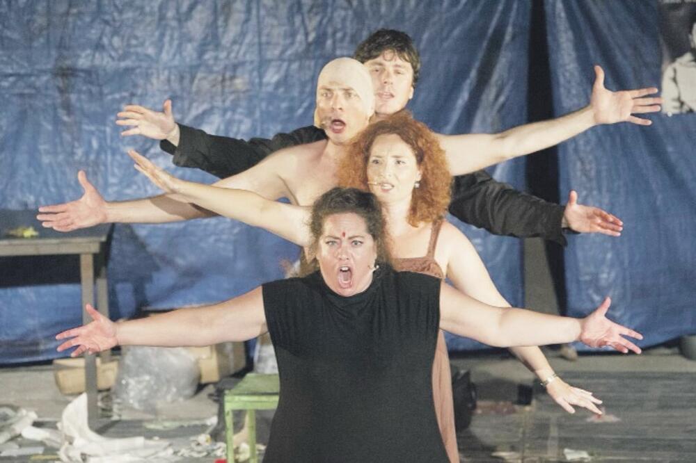 Dve glave i devojka, Foto: Grad teatar