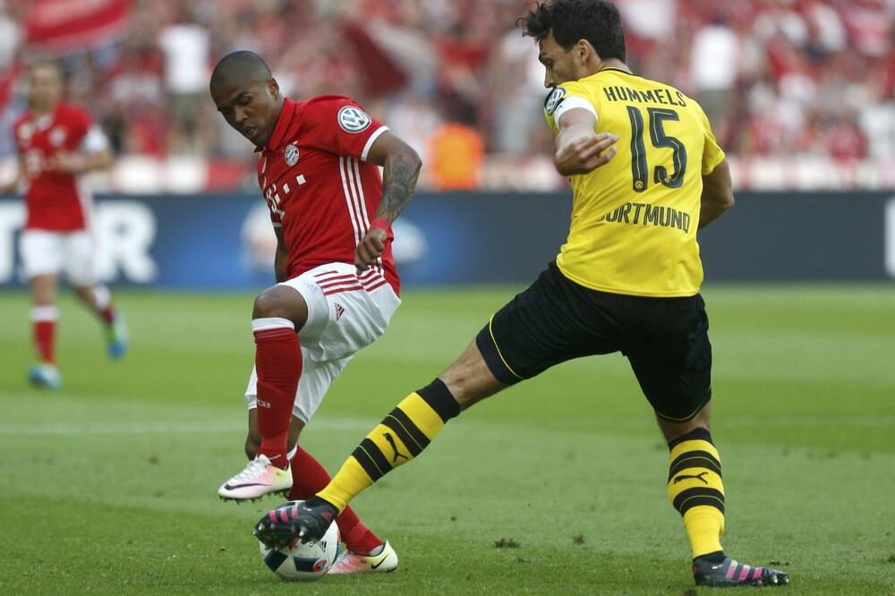 Mats Humels i Daglas Kosta, Foto: Reuters