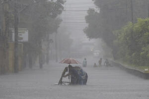 "Lokalni ratnik" oslabio, ali donio jake vjetrove i kišu: U Kini...