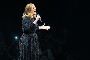 Adel zaustavila koncert kako bi pomogla fanu