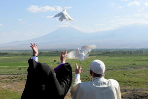 Papa završio posjetu Jermeniji puštanjem goluba mira prema Turskoj