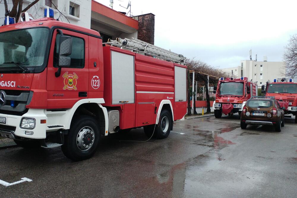 Vatrogasna vozila u Tivtu, Foto: Siniša Luković