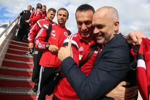 Fudbaleri Albanije dočekani na crvenom tepihu u Tirani