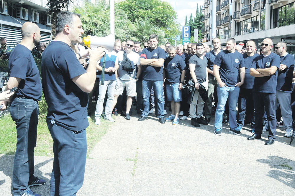 Službenici ZIKS-a, Foto: Zoran Đurić