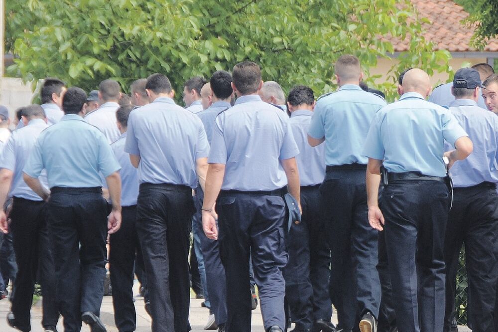 Službenici ZIKS, protest, Foto: Boris Pejović