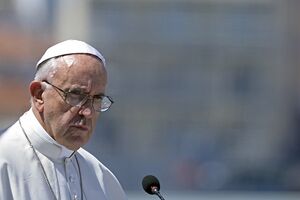 Papa: Oružje slobodno putuje, a pomoć se bori sa birokratijom