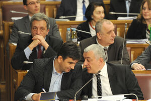 Front i dio nezavisnih poslanika pozvali parlament Mađarske da ne...