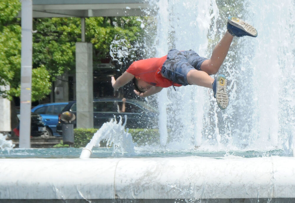 kupanje u fontani, đaci, Podgorica