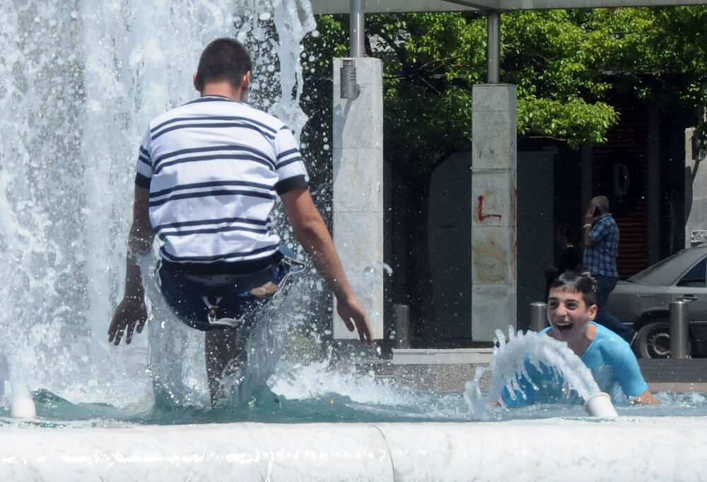 kupanje u fontani, đaci, Podgorica