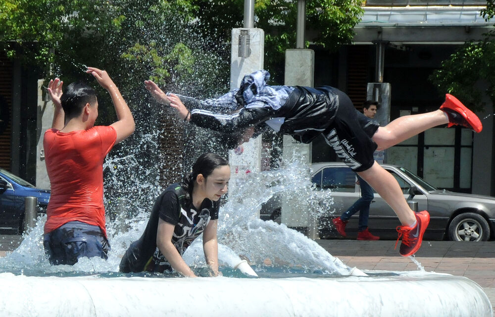 kupanje u fontani, đaci, Podgorica