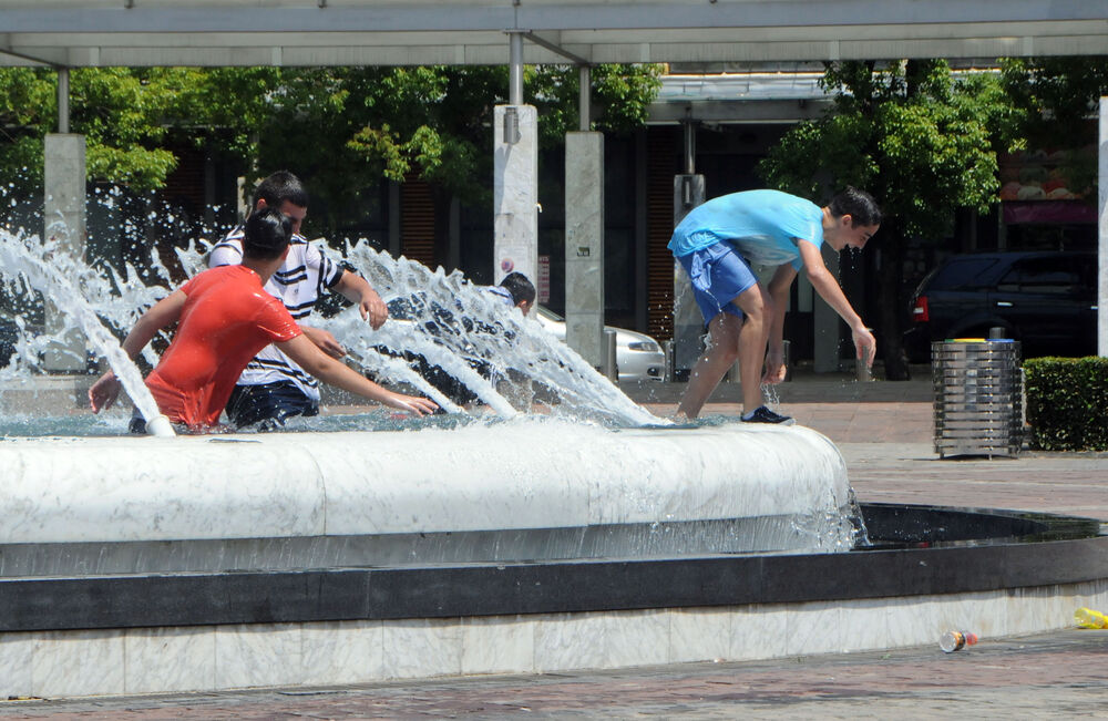 kupanje u fontani, đaci, Podgorica