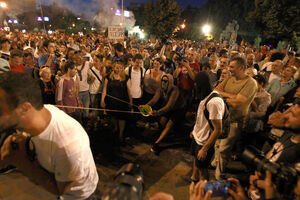 Skoplje: Demonstranti se probili do zgrade Vlade i bacali farbu