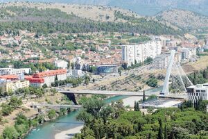 Oblačno, ponegdje slaba kiša