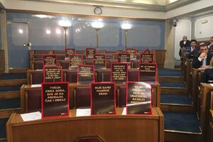 Poruke DF Đukanoviću: Odakle ti milioni, sat, Ko je prebio Mija...