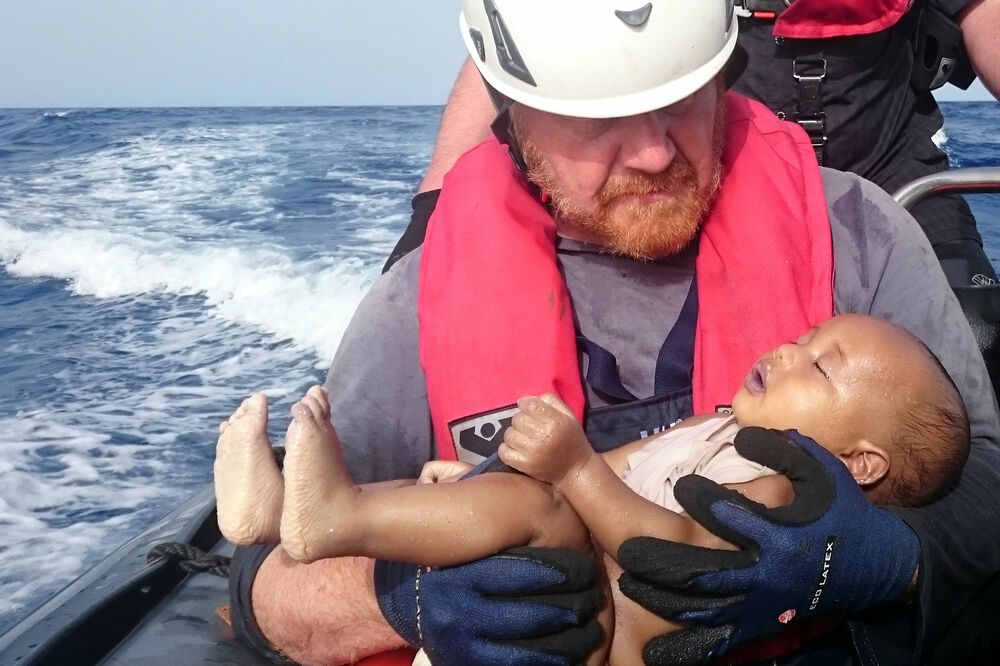 Njemački spasilac, beba, Foto: Reuters