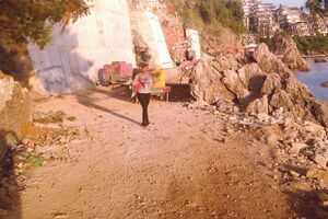 The promenade from Budva to Bečići is covered with rocks, stones and sand