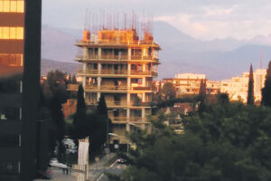 Čudovište od oblakodera zatvara vidik