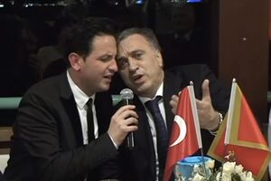 Vujanović pao u sevdah: Zapjevao "Kraj tanana šadrvana"