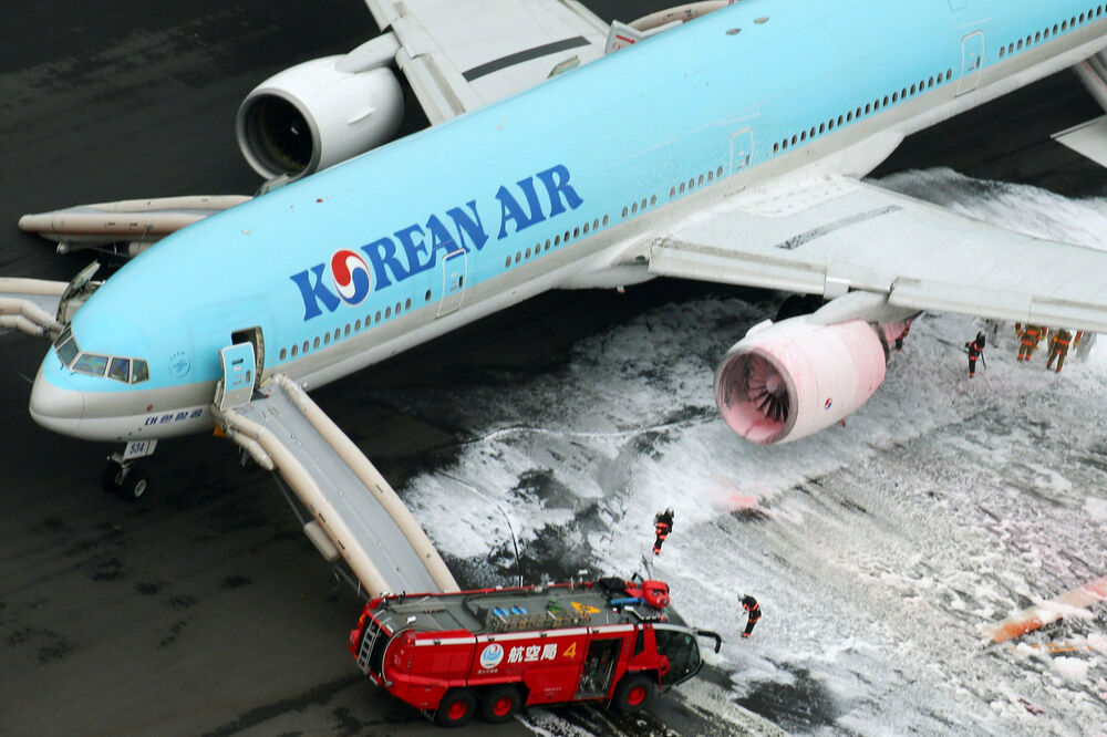 Koreanski avion, Japan, evakuacija, Foto: Reuters