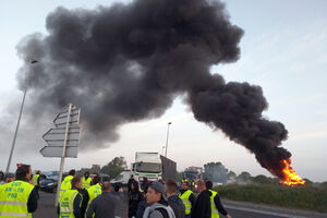 Francuska: Blokiran naftni terminal u Avru, dimne bombe raznih...
