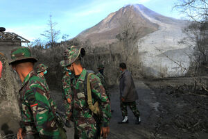 Indonezija: Šest osoba poginulo u erupciji vulkana