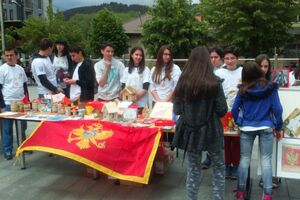 Pljevlja: Učenici izložili suvenire na gradskom trgu