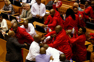Tuča u parlamentu Južne Afrike, izbačeni opozicioni poslanici