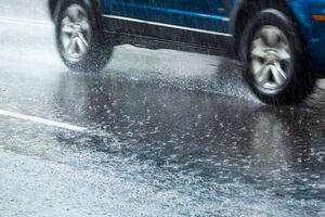 Putevi mokri, vozite oprezno i zbog sitnih odrona