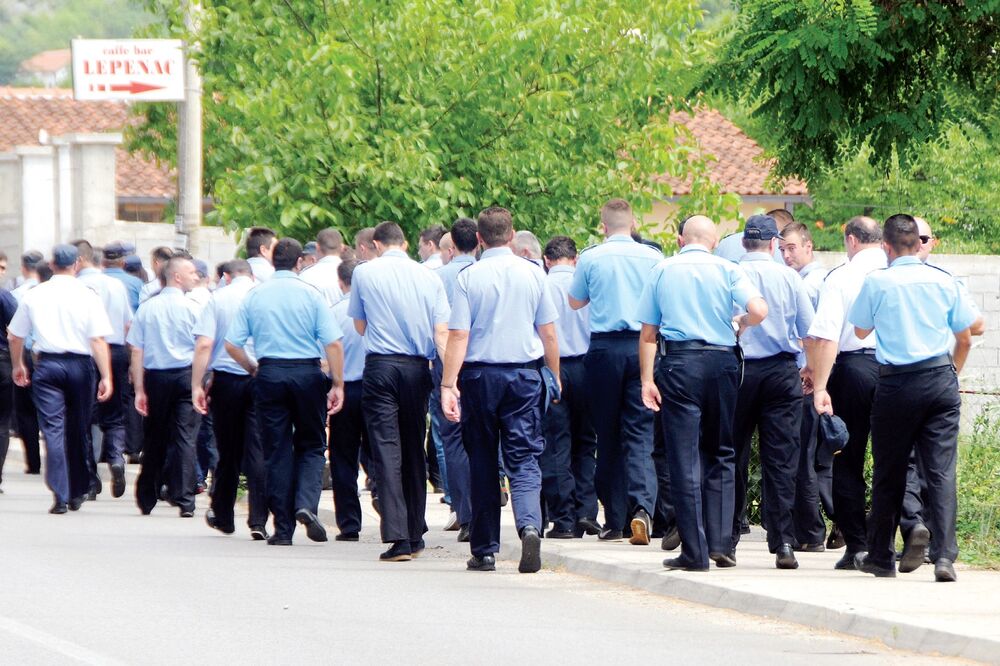 Službenici Ziksa, Foto: Boris Pejović