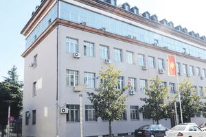 Službenik MUP-a bez razloga vukao i gurao nastavnicu?