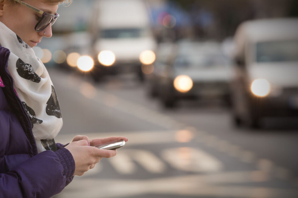 telefon, ulica, korišćenje, pametni telefon, Foto: Shutterstock