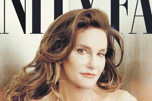 Kejtlin obmotana  samo zastavom