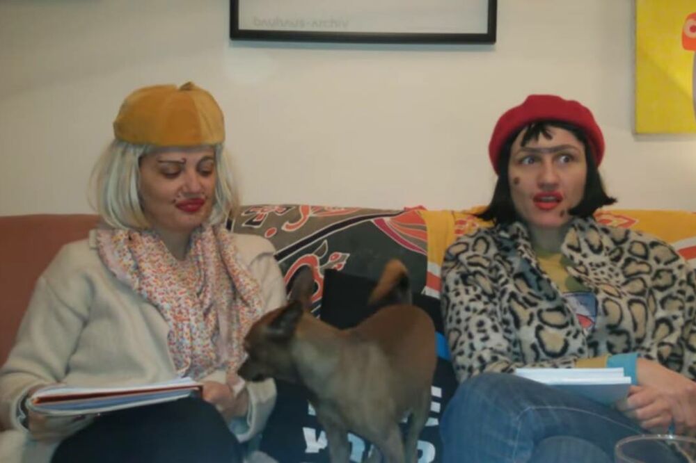 Uče novinare šta da pitaju Mila: Paris i Pipa, Foto: Screenshot (YouTube)