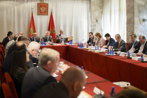 Pijemo otrov iz iste čaše