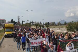 Oko 1.000 građana na protestu: "Grad je naš, ovo je čempres...