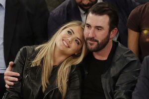 Manekenka i glumica prošetala vjerenički prsten na crvenom tepihu