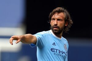 Kako je Pirlo iz kornera poslao loptu u - svemir!