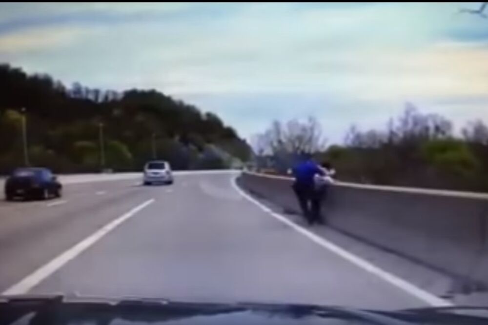 policajac spasio čovjeka, Foto: Youtube screenshot