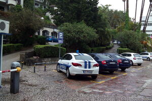 HN: Policijsko vozilo na parkingu za OSI