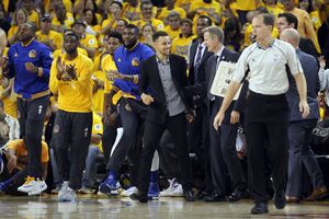 Kari se večeras vraća na parket