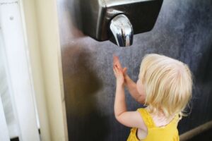 Zbog čega treba izbjegavati aparate za sušenje ruku u javnom WC-u?