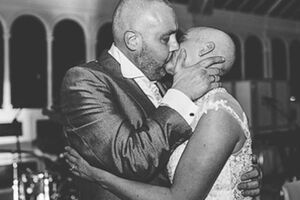 Mlada na svadbi obrijala glavu u znak podrške oboljelom partneru