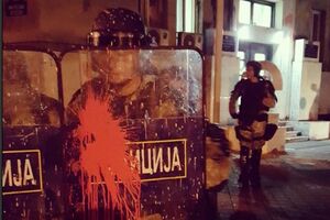 Protesti u Skoplju: "Nikola na robiju", policajci gađani bojom