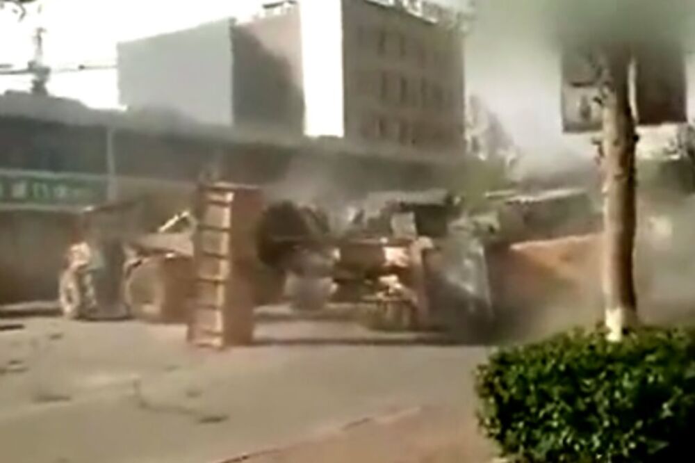 Kina tuča buldožera, Foto: Printscreen