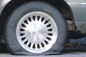 Ulcinj: Ko buši gume na automobilima?