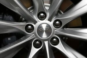 Tesla povlači 2.700 automobila