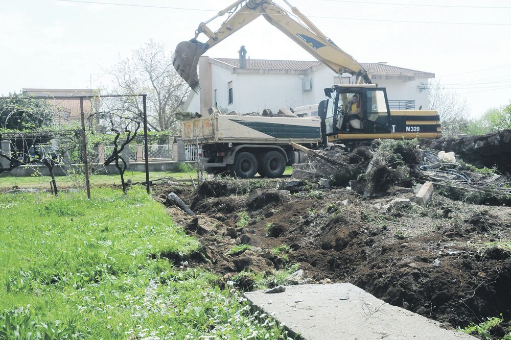 rušenje ograde Boljevića, Foto: Luka Zeković