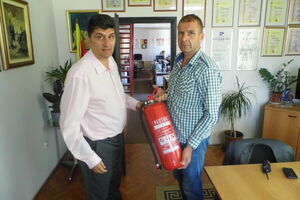 Tivat: Barbić uručio 12 protivpožarnih aparata