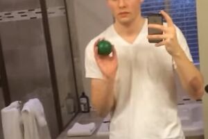 Njemu su dovoljni loptica i ogledalo da izludi internet korisnike